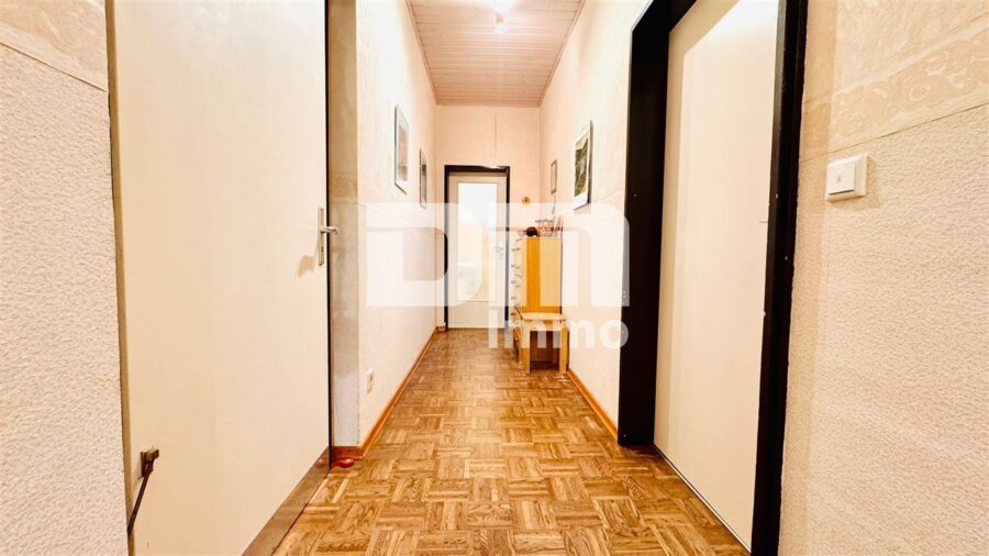 Modernisiertes Einfamilienhaus auf riesigem Grundstück mit Carport und Nebengebäude - EG Flur / Diele